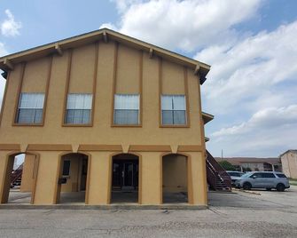 Antlers Inn - Cuero - Building