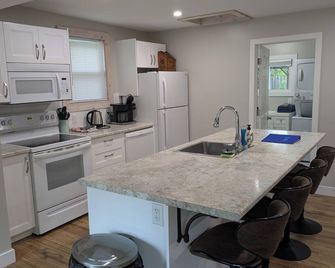Beach Life Cottage by Grand Bend: A Modern Retreat Just Steps to the Beach! - Bluewater - Cocina