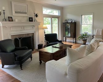 Family Friendly, Estate Like Home, Heated Pool Seconds to Bay! - Sag Harbor - Sala de estar