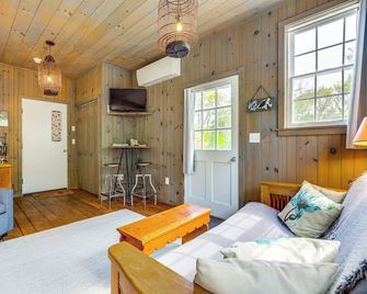 Killingly Barnyard Studio in Wine Country! - Dayville - Sala de estar