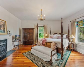 Veranda Historic Inn - Senoia