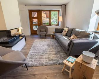 Chalet rénové et calme avec cheminée et parking couvert - FR-1-688-17 - Les Allues - Salon