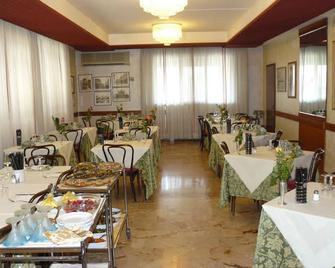 Hotel Europa - Ченто - Ресторан
