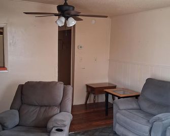 Charming 1-bedroom apartment with AC, WiFi in delightful Rapid City - Rapid City - Wohnzimmer