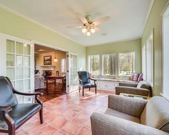 Expansive Texarkana Home with Yard Near Golf! - Texarkana - Living room