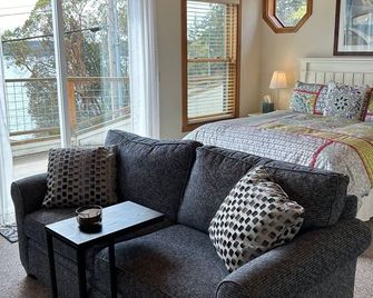 Charming West Sound studio apartment with beach access! - Eastsound - Living room