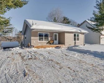 The Artistry I Sled In & Sled Out I Riverside I Tv - Bancroft - Gebouw