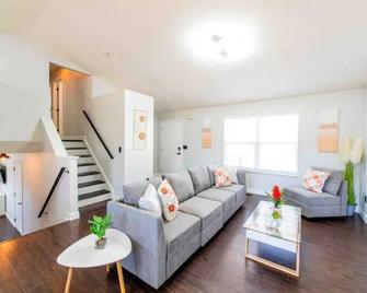 Spacious home, game room. pool table- basketball court. 2 King beds,Free parking - Independence - Living room