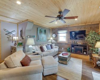 Lakefront Cottage with Deck Near Indiana Beach! - Monticello - Living room