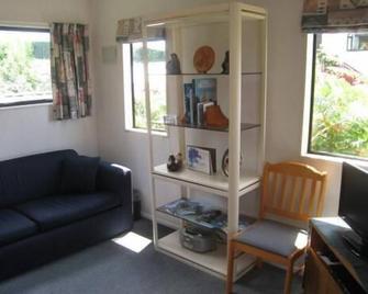 Lovely free-standing farm cottage - Opotiki - Living room