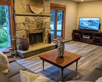 Twin Mountain River House - Gorgeous White Mountain Escape! - Twin Mountain - Living room