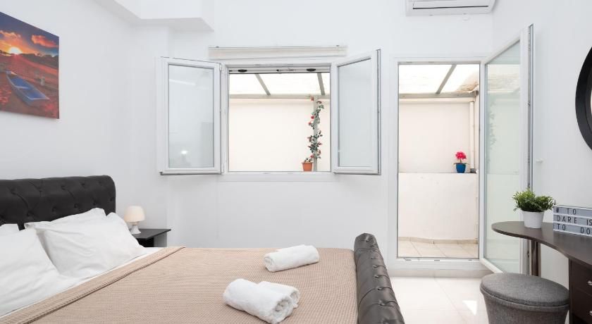 Other view of Palm House near Heraklion Airport