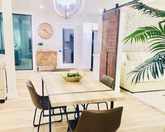 Huge Deck Overlooking Waller Creek & Lush Backyard - Austin - Dining room