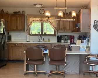 Riverfront Cabin with Access to Dock and Mississippi - Harpers Ferry - Kitchen