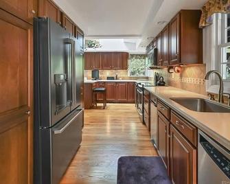 The perfect New England getaway only a 10 minute walk to downtown! - Essex - Cocina