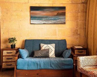 A Holiday Home Duplex in a Gozo Village Square - Victoria - Living room
