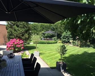 Luxurious and stylish villa in Natural Park, surrounded by Flora & Fauna. - Tilburg - Patio