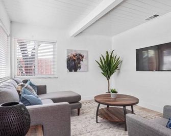 Hot Tub King Bed Workspace 10 Mins to DT - West Sacramento - Living room