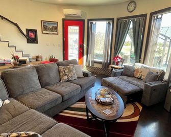 Country get away in Waxahachie, TX on 10 acres Shared with The Yurt in the Woods - Waxahachie - Huiskamer