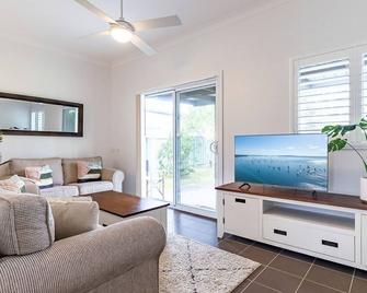 Shoalz Renovated Cottage and Boat Parking - Shoal Bay - Salon