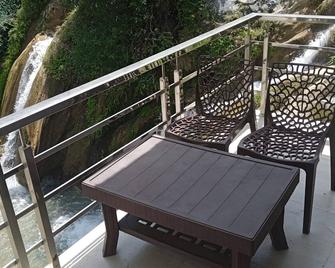 Aar Kempty Lake Resort - מוסורי - מרפסת