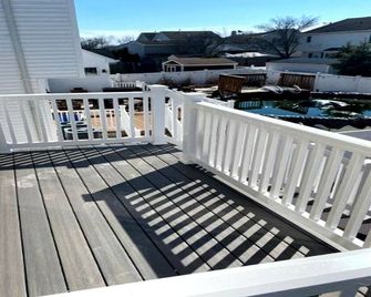 Bay Head Shores Coastal Home l Water Views & Dock - Point Pleasant - Balcón