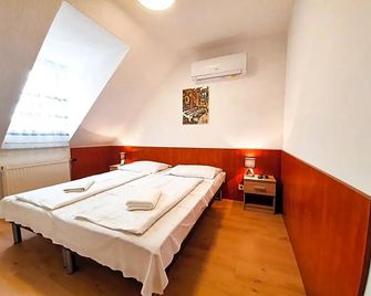 Retro Hotel - Torony