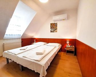 Retro Hotel - Torony