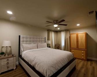 Retreat 5 bed, 4 room 3.8 mi. from Redding Airport - Anderson - Bedroom