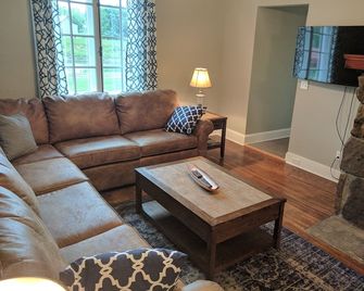 Stonehouse w/ Hot Tub, Walk to GAP Trail & Town - Confluence - Sala de estar