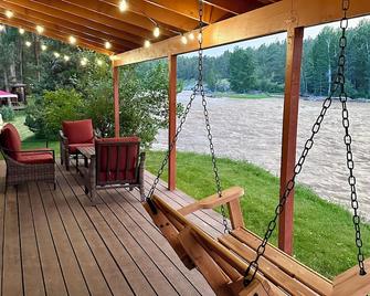 Where The Wild Things Are- Blue Ribbon Fly Fishing Cabin & No Lift Line Skiing - Columbus - Patio