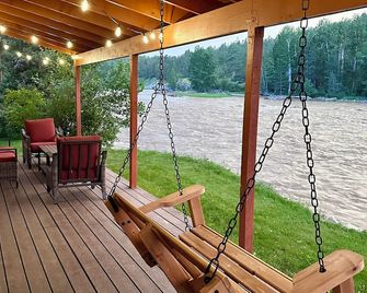 Where The Wild Things Are- Blue Ribbon Fly Fishing Cabin & No Lift Line Skiing - Columbus - Balcony