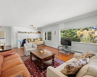 Seaside Country Cottage - Saanichton - Living room