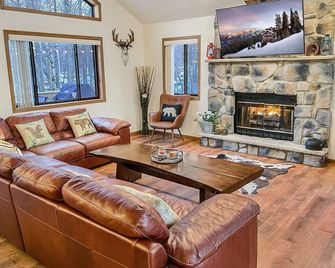 Cozy Fun Chalet: Game rm-Gym-Firepit-EV Charger-Pet Friendly, Cmty Beach & Pool! - Gouldsboro - Salon