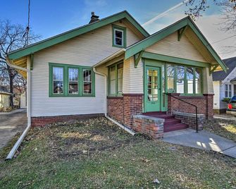 Family-Friendly Des Moines Retreat w/ Patio! - Des Moines - Building