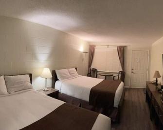 Paddock Inn - Crowsnest Pass