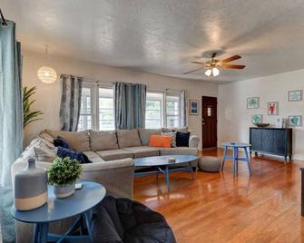The Shark Shack-pet friendly, huge yard and ping pong - Holly Hill - Living room