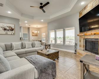 1 Mi From Lake: Pet-friendly Del Rio Gem - Del Rio - Wohnzimmer
