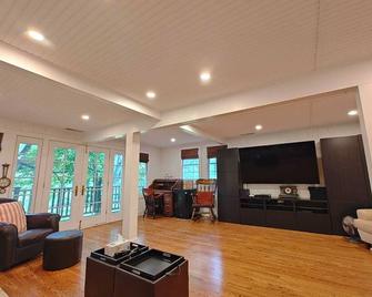 Charming 2 Bedroom Cottage in Peaceful New Canaan - New Canaan - Living room