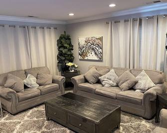 Modern Luxurious One Bedroom House with backyard - San Jose - Living room