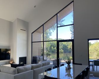 Bright & Modern Home: Heated Pool Open 5/20-10/4 - Stevensville - Living room
