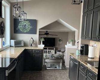 Lake life at its best, Home on Ky Lake. Amazing Sunrises! Near Moors Resort. - Gilbertsville - Küche