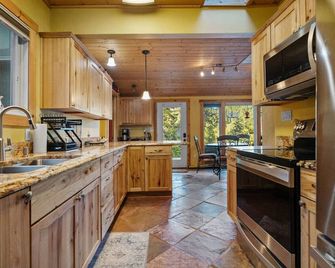 Treetop Cottage on the River - Crescent City - Kitchen