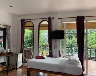 Khao Sok Jungle Hut Resort - Phanom - Bedroom