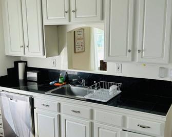 3 BR and 2 BA -Close to Royal Oak and Ferndale. 20 minutes to Detroit Downtown - Madison Heights - Kitchen