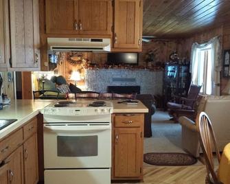 Cozy Lake Home, Relaxing Getaway, Beautiful Sunsets on Sand Lake - Moose Lake - Cocina