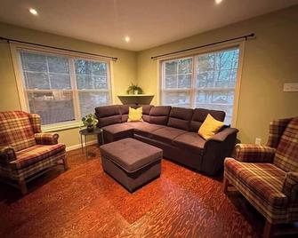 Caia Lakeside Retreat - Sunken Lake - New Minas - Living room