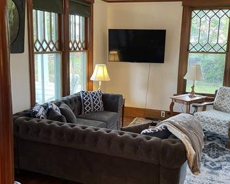 Unique historic 2 bedroom home in downtown Stevensville. Pet friendly! - Stevensville - Sala de estar