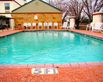 Days Inn by Wyndham Denham Springs-Baton Rouge East - Denham Springs - Pool