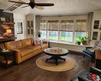 Charming 4-bedroom farmhouse on 15 acres - Gainesville - Obývací pokoj